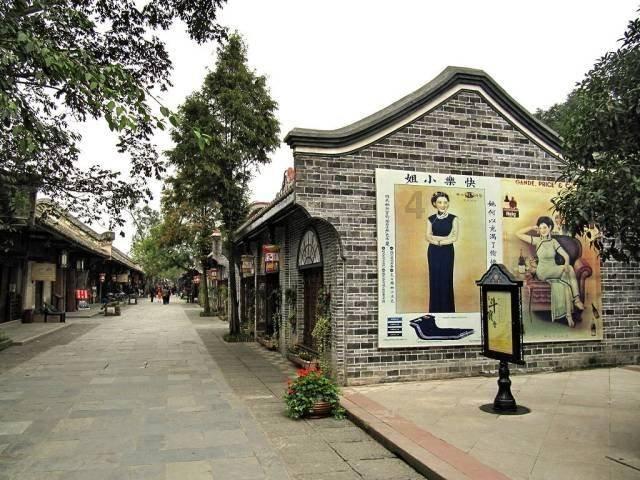 网友之前去买烤冷面时阿姨还在备考,半年后再次去吃阿姨考试已过,竟还要备战“二建”
